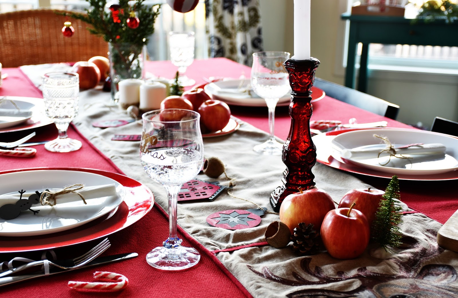 Crimson and Snow: Elevate Your Celebration with Red and White Christmas Table Ideas